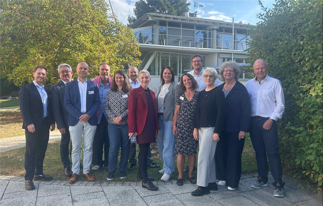 Gruppenbild mit 13 Personen, bestehend aus dem neu gewählten Vorstand und Birgit Schaer, Vorstandsvorsitzende und Diözesan-Caritasdirektorin.