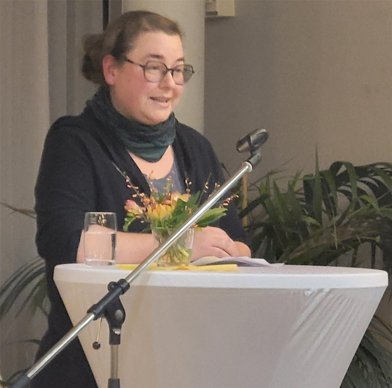 Marie Winterhalter am Stehtisch mit Mikrofon