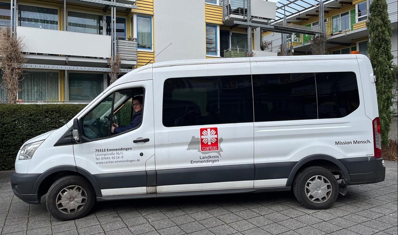 Das Bild zeigt das Fahrzeug zu Abholung der Teilnehmenden mit Fahrerin Christina Weiß.