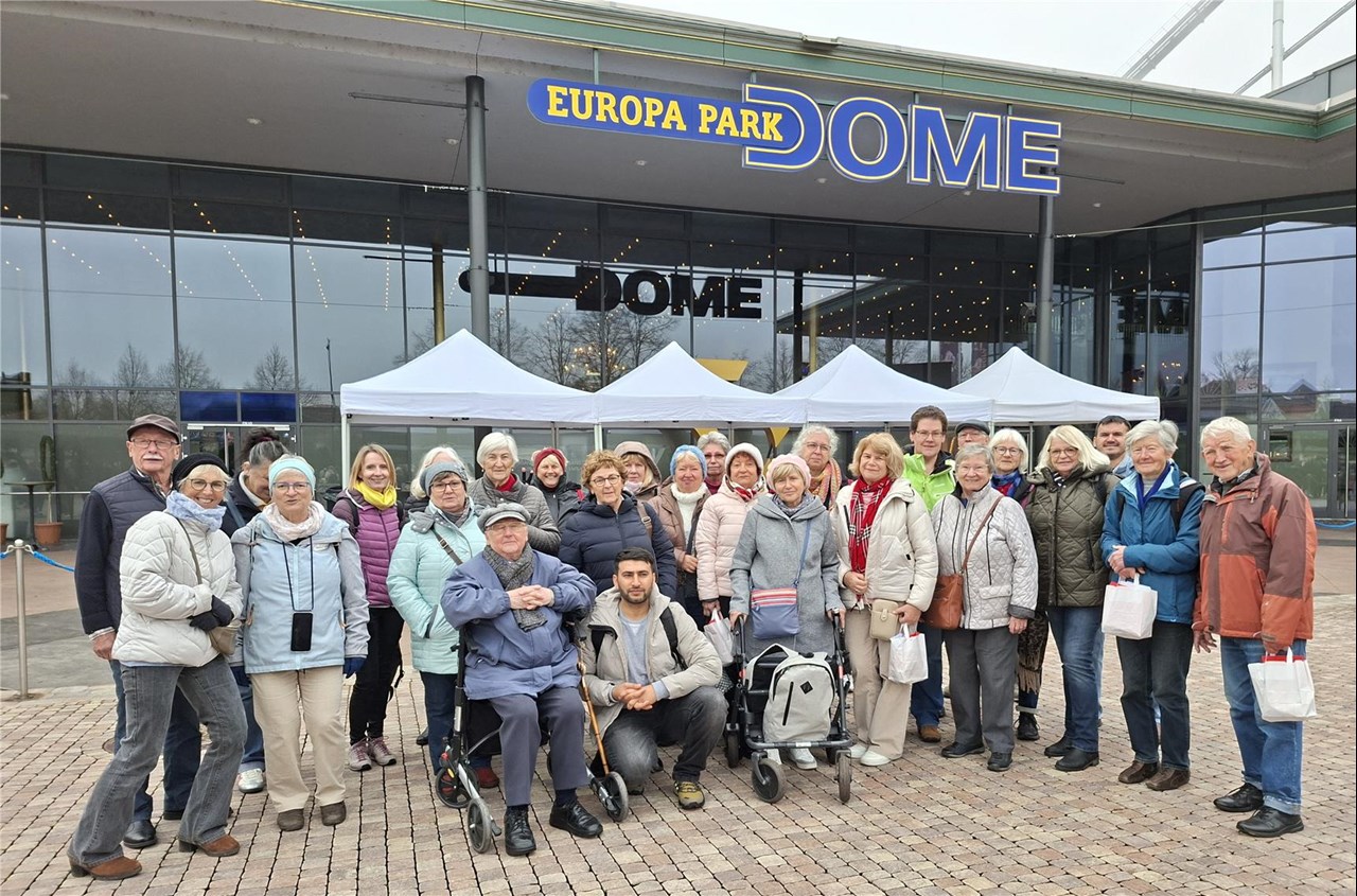 Das Bild zeig die Gruppe (ca. 30 Personen) vor dem Europa Park Dome