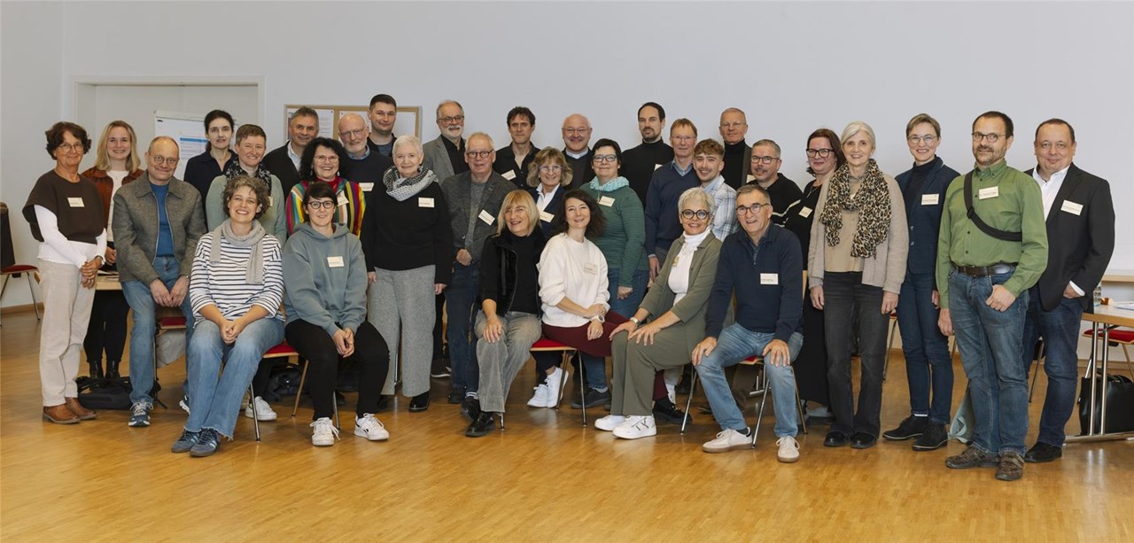 Das Bild zeigt die Mitglieder des Pfarreirates. Ca.30 Menschen stehen in drei Jahren vor einer weißen Wand. Der Vertreter des Caritasverbandes ist der 3. von links.