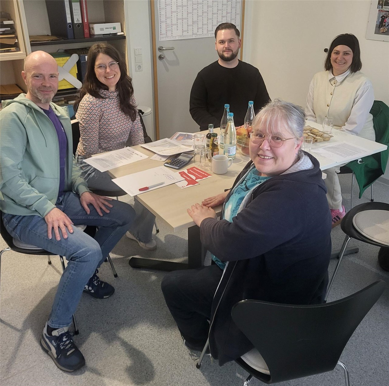 5 Personen sitzen um einen Tisch und schauen in die Kamera. Von links nach rechts: Lars de Buhr (BDH Pflegeschule), Patricia Meyer (Cariatsverband, Koordination Ausbildung), Lukas Wolfsperger (Pflegedienstleitung Pflege im Roteux-Quartier), Lena Oberkirch-Forster (Pflegedienstleitung Seniorenzentrum Bürkle-Bleiche), Heike Fischer (BDH Pflegeschule)