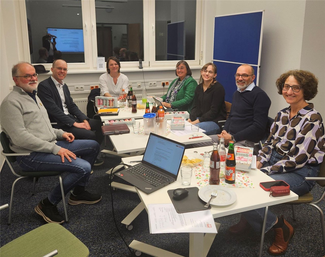Das Bild zeigt von links Thomas Braunstein (Vorsitzender des Aufsichtsrates), Bernhard Spielberg, Katja Rambach (Leiterin Altenhilfe), Riccarda Bons, Eva-Maria Volk, Martin Kunst (Vorstand), Barbara Mors (Vorstand)