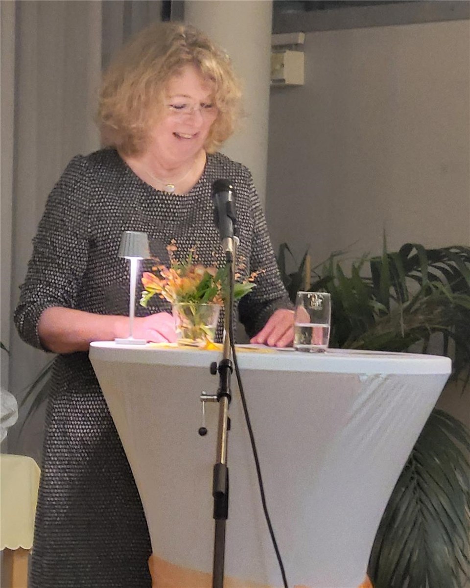 Birgitt Reisenweber am Stehtisch mit Mikrofon