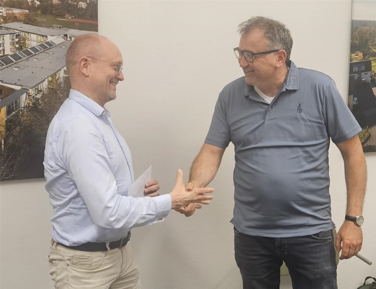 Rainer Leweling schüttelt Martin Hipp die Hand