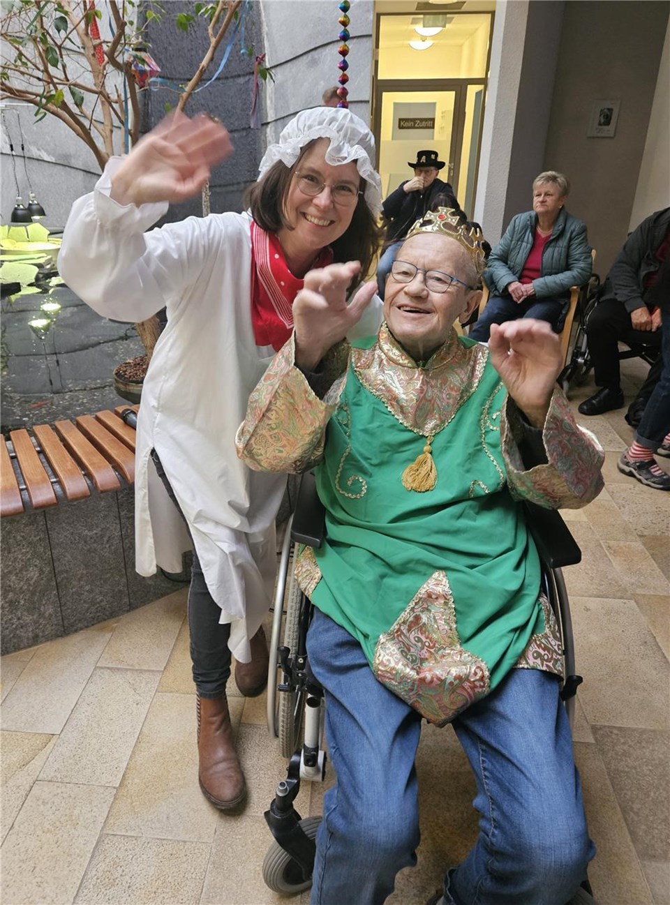 Patricia Maier mit einem Bewohner des Seniorenzentrums.