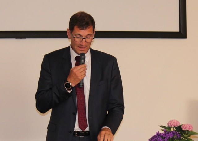 Das Bild zeigt Lars Brügner bei seiner Rede im Mai 2019 anlässlich der Eröffnung des Roteux-Quartiers