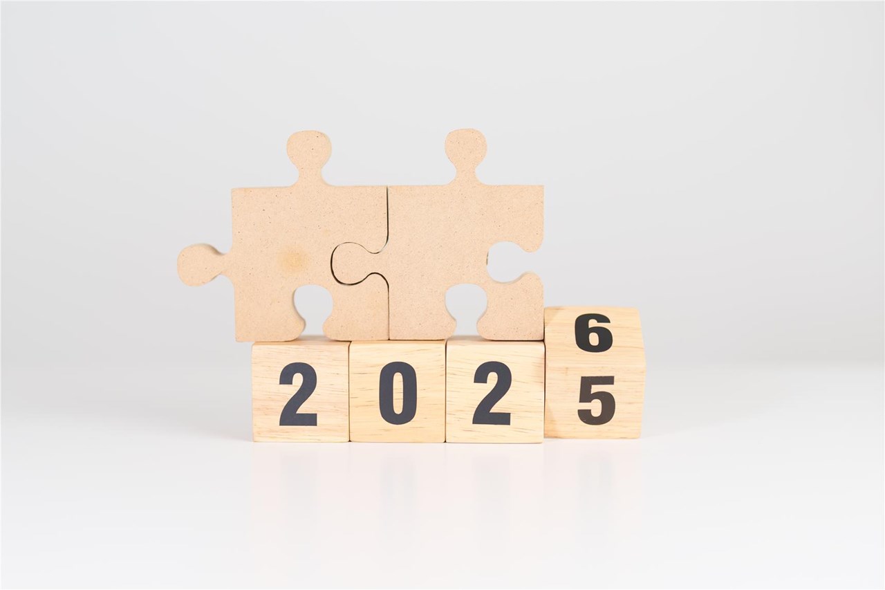 Bauklötze mit der Jahreszahl 2025, der letzte Bauklotz kippt in der Ansicht von 5 auf 6.