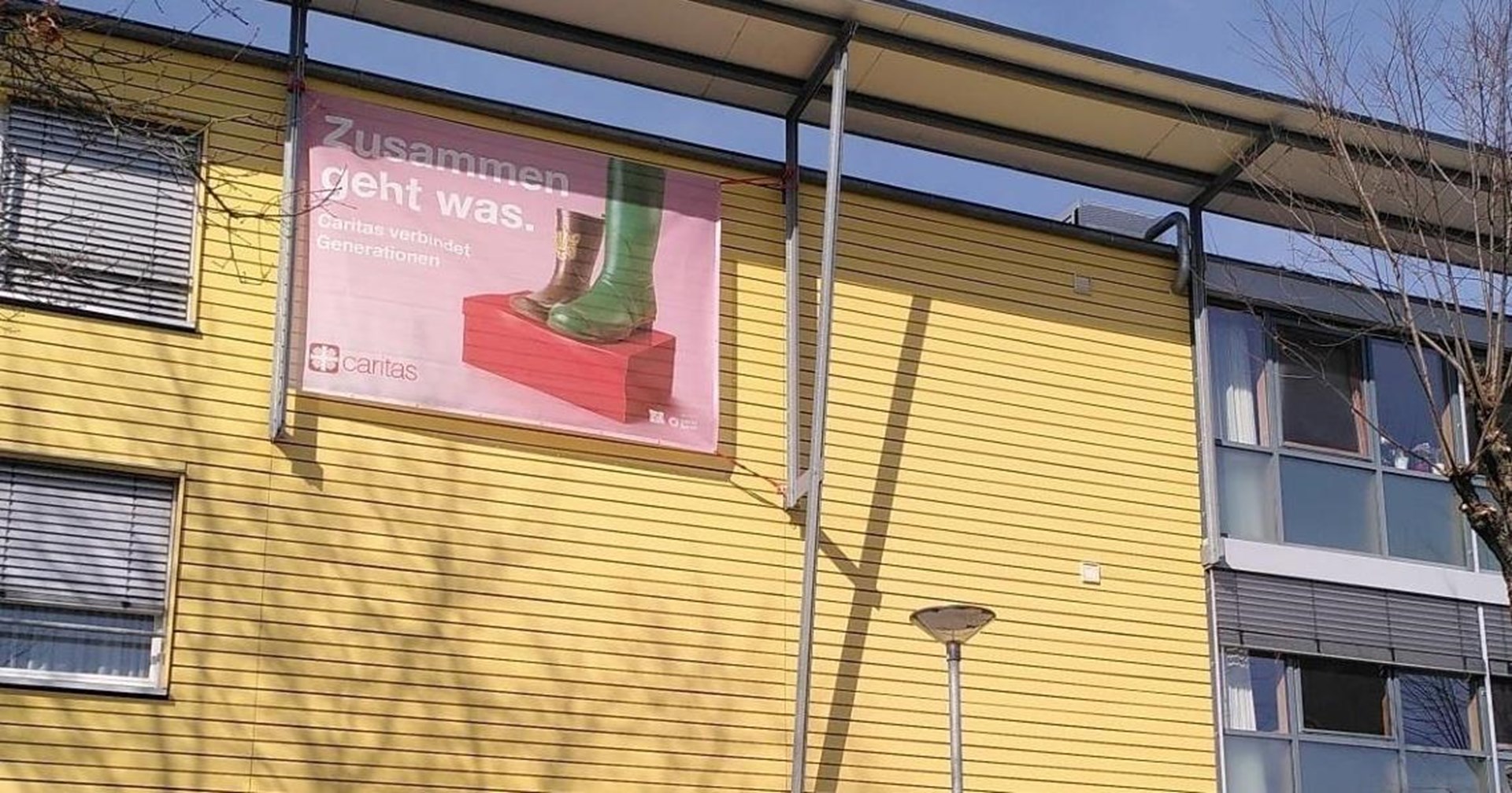 Banner des Jahresmotto am Gebäude der Geschäftsstelle sowie des Seniorenzentrums Bürkle-Bleiche.