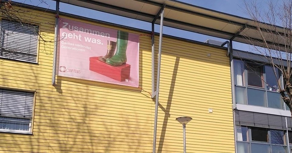 Banner des Jahresmotto am Gebäude der Geschäftsstelle sowie des Seniorenzentrums Bürkle-Bleiche.