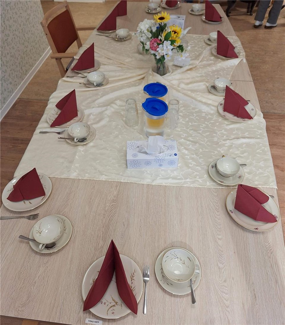 eine schön gedeckte Kaffeetafel