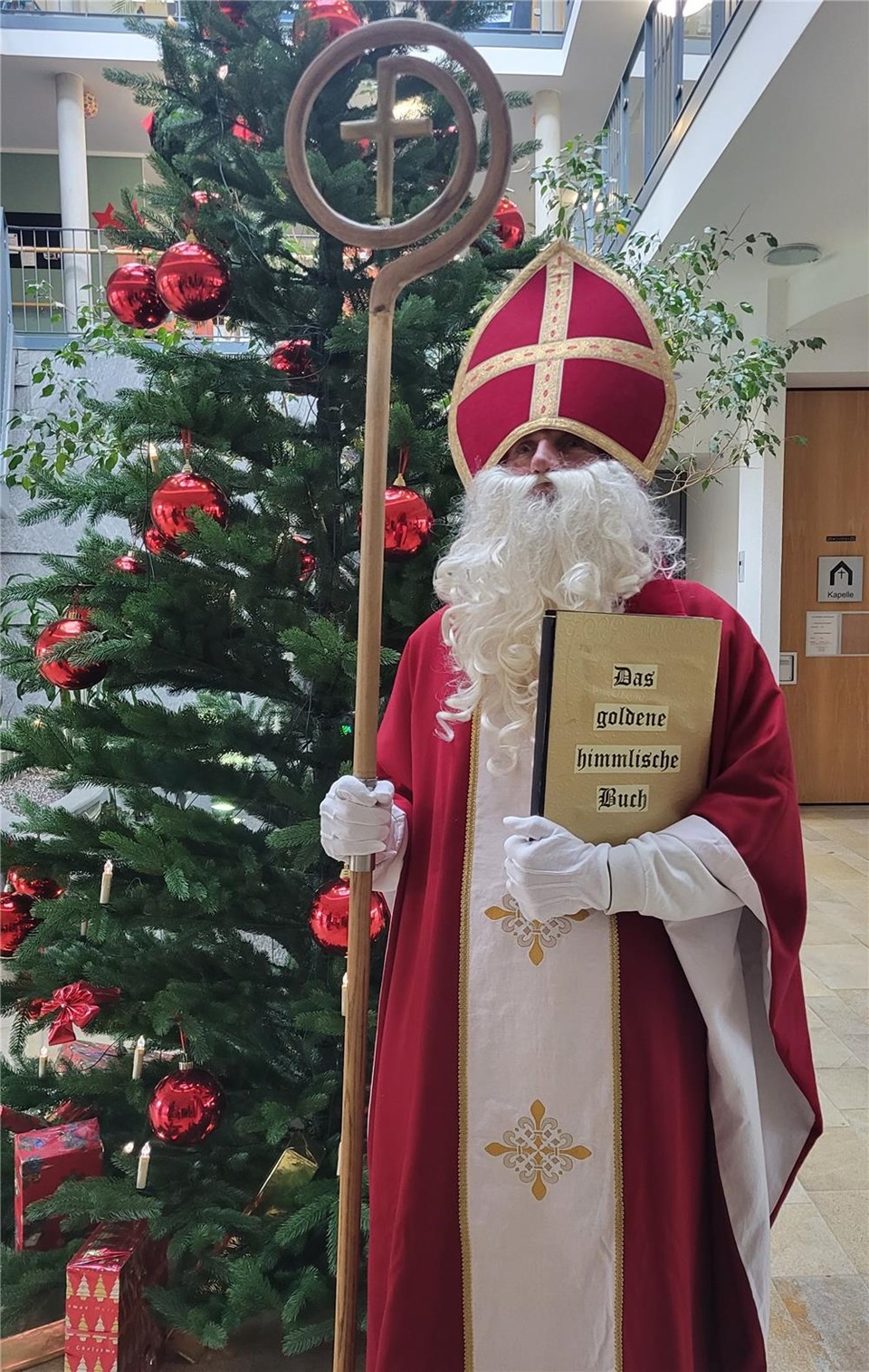 Das Bild zeigt den Nikolaus in unserem Foyer