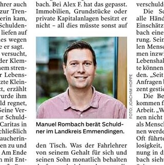 In diesem Bild ist ein Teil des Zeitungsausschnitts mit dem Artikel über die Schuldnerberatung zu sehen mit einem BIld von Herrn Rombach, Leiter der Schuldnerberatung im Caritasverband Emmendingen.