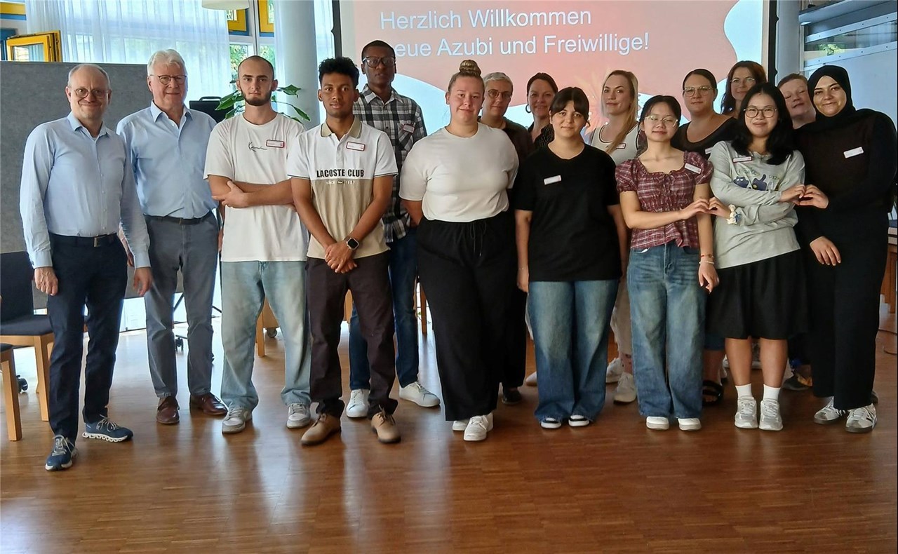 Gruppenfoto der neuen Ausbildenden und FSJler*innen